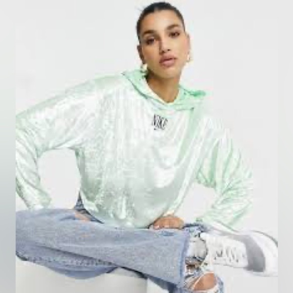 Women’s Nike Hooded Velvet Pullover - X Large